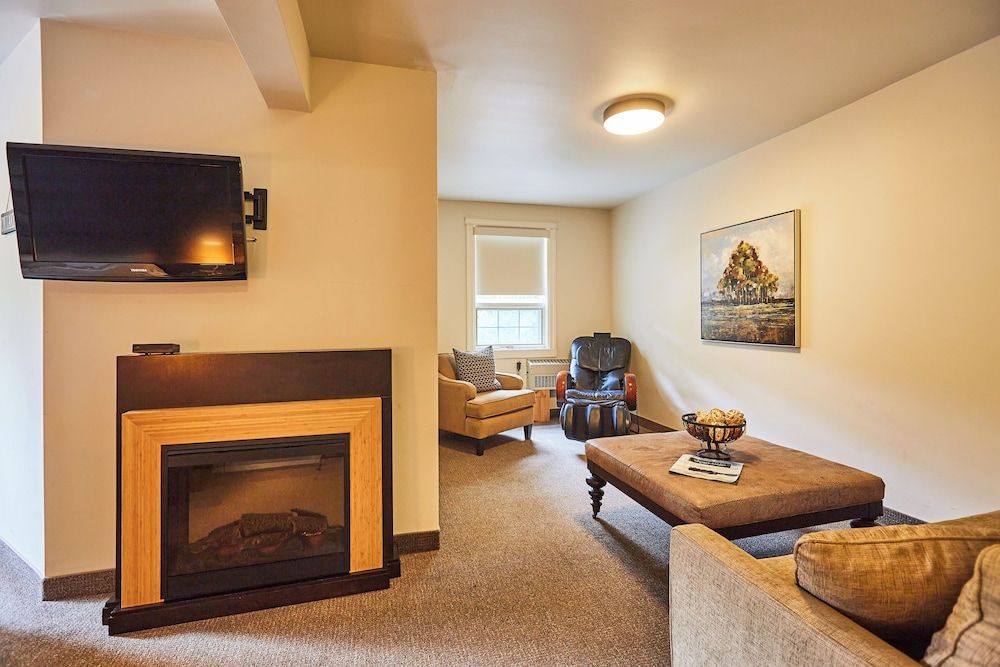 3 Pines Lodge Muskoka Krishna Suite 7