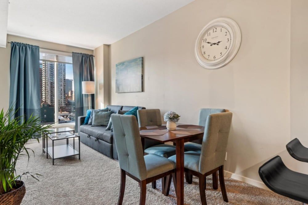 Modern DT Condo Balcony Parking Gym Hot Tub Apartment 24