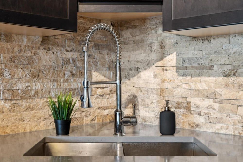 Modern DT Condo Balcony Parking Gym Hot Tub Apartment 16