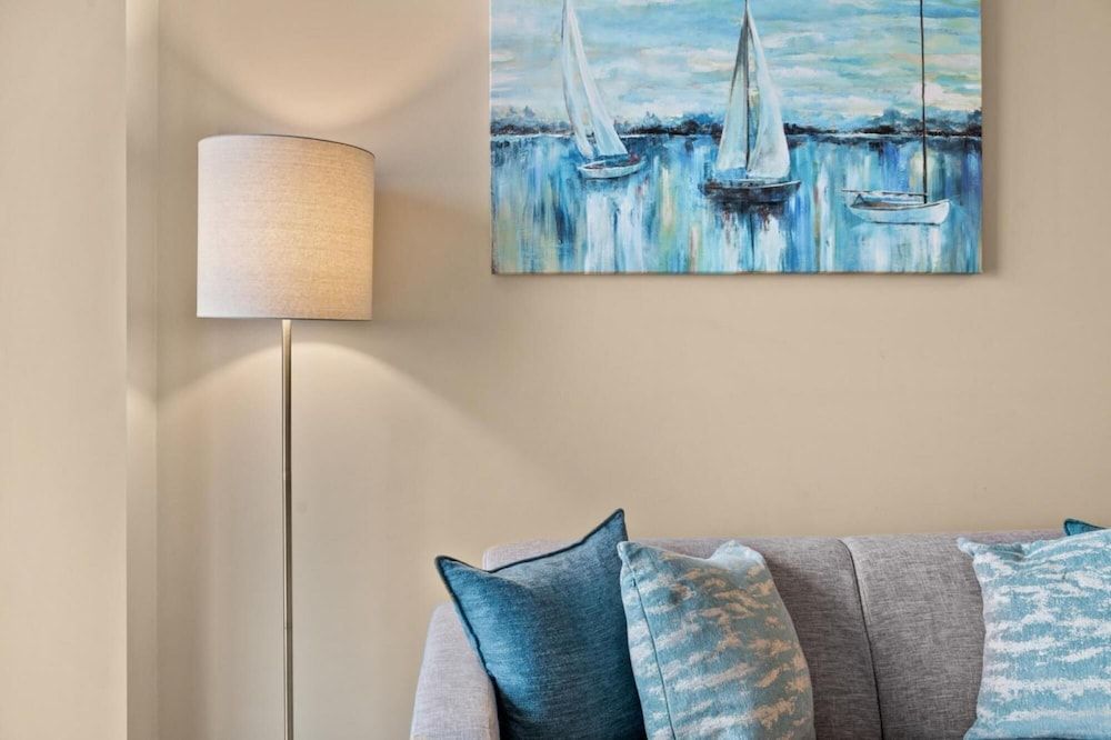 Modern DT Condo Balcony Parking Gym Hot Tub Apartment 31