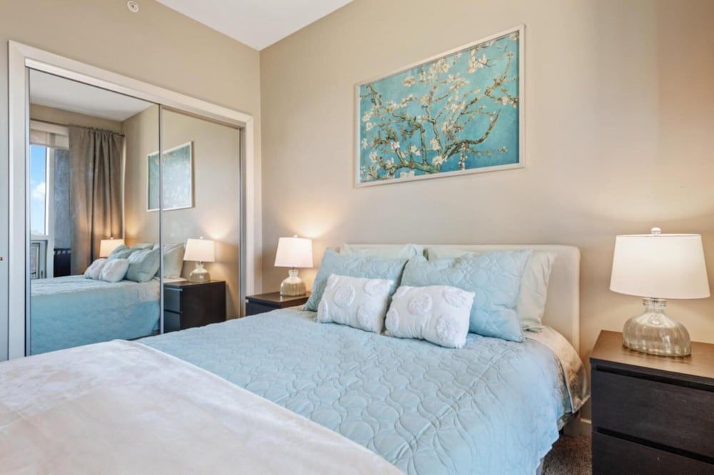 Modern DT Condo Balcony Parking Gym Hot Tub Apartment 5