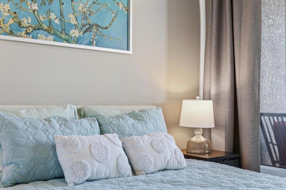 Modern DT Condo Balcony Parking Gym Hot Tub Apartment 2