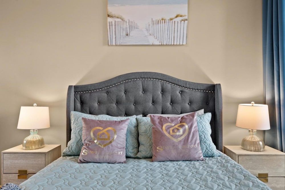 Modern DT Condo Balcony Parking Gym Hot Tub Apartment 10