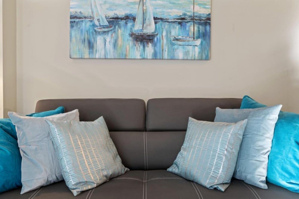 Modern DT Condo Balcony Parking Gym Hot Tub Apartment 3