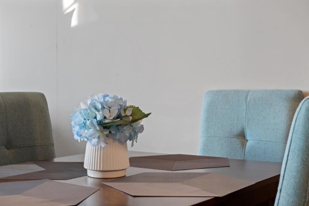 Modern DT Condo Balcony Parking Gym Hot Tub Apartment 26