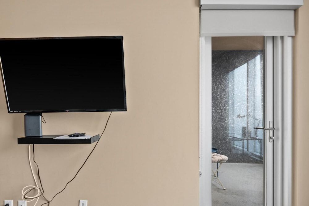 Modern DT Condo Balcony Parking Gym Hot Tub Apartment 32