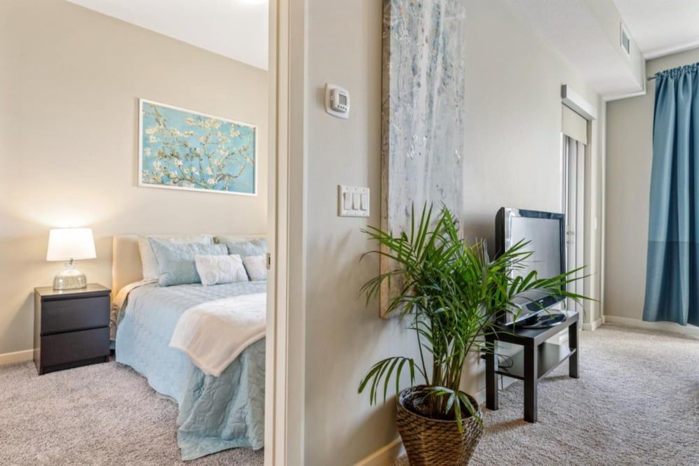 Modern DT Condo Balcony Parking Gym Hot Tub Apartment 23