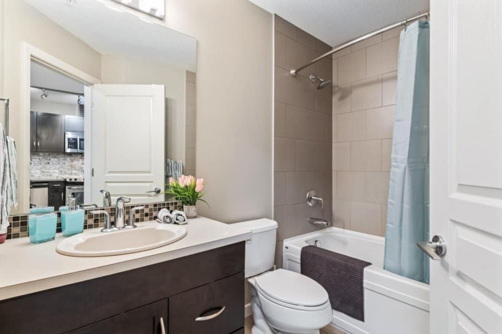 Modern DT Condo Balcony Parking Gym Hot Tub Apartment 18