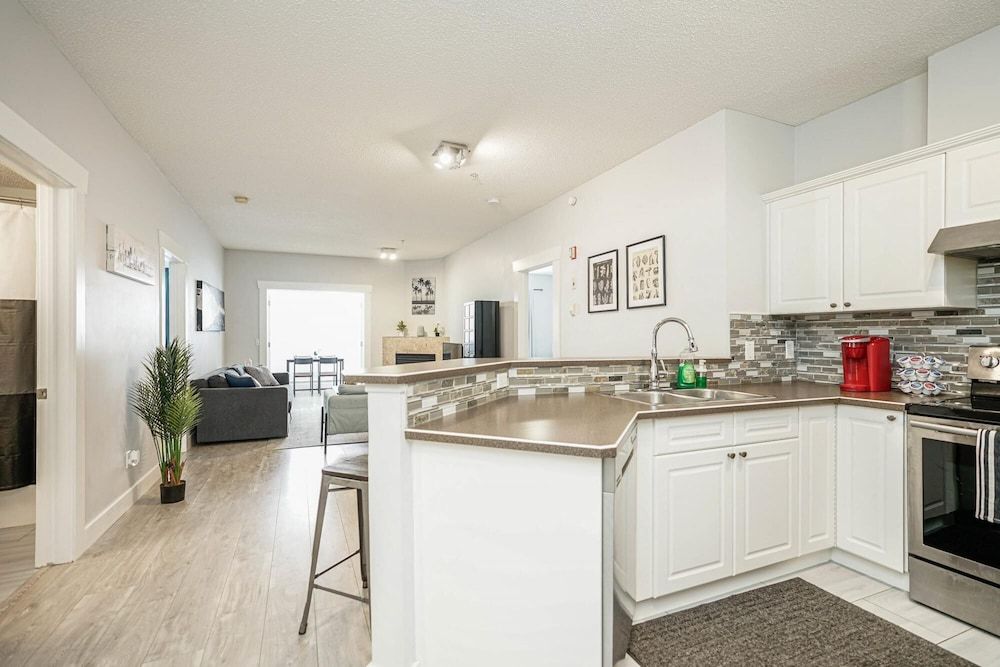 undefined Cozy Condo w Parking Wifi Coffee - 5min2stampede 5