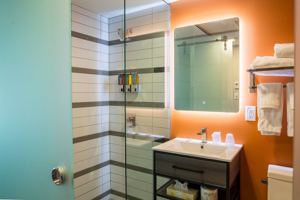 The Arts Hotel Queen Room 4