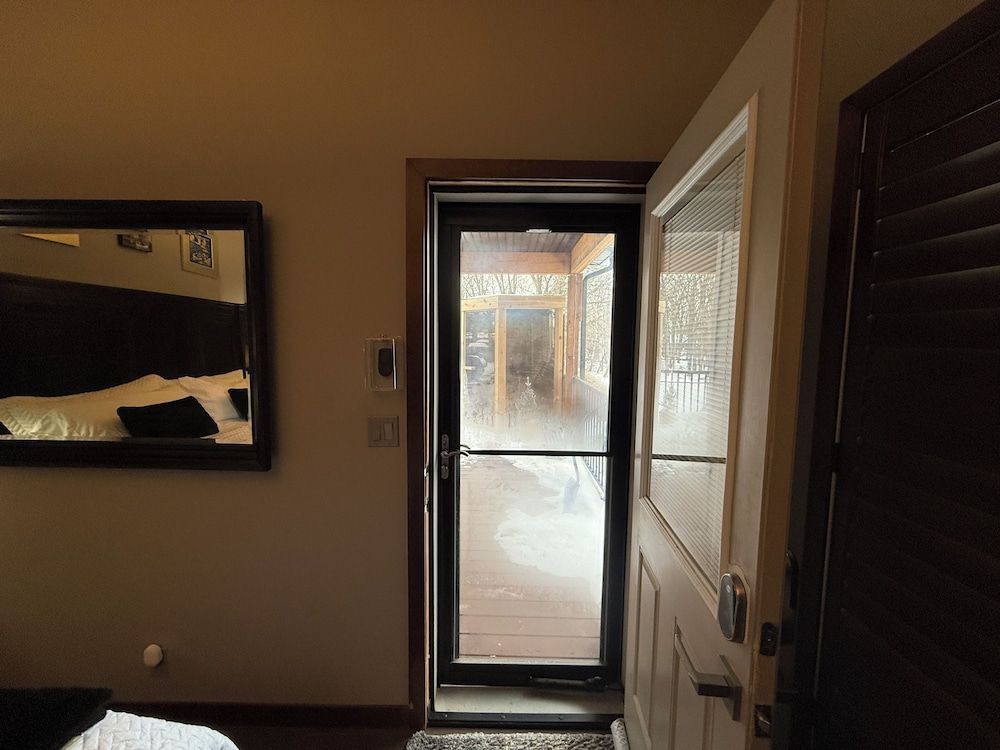 Stay549 Executive Queen Room Direct Access to Outdoor Hot Tub & Sauna 8