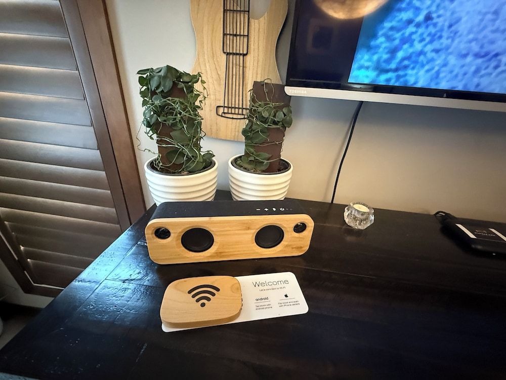 Stay549 Executive Queen Room Direct Access to Outdoor Hot Tub & Sauna 10