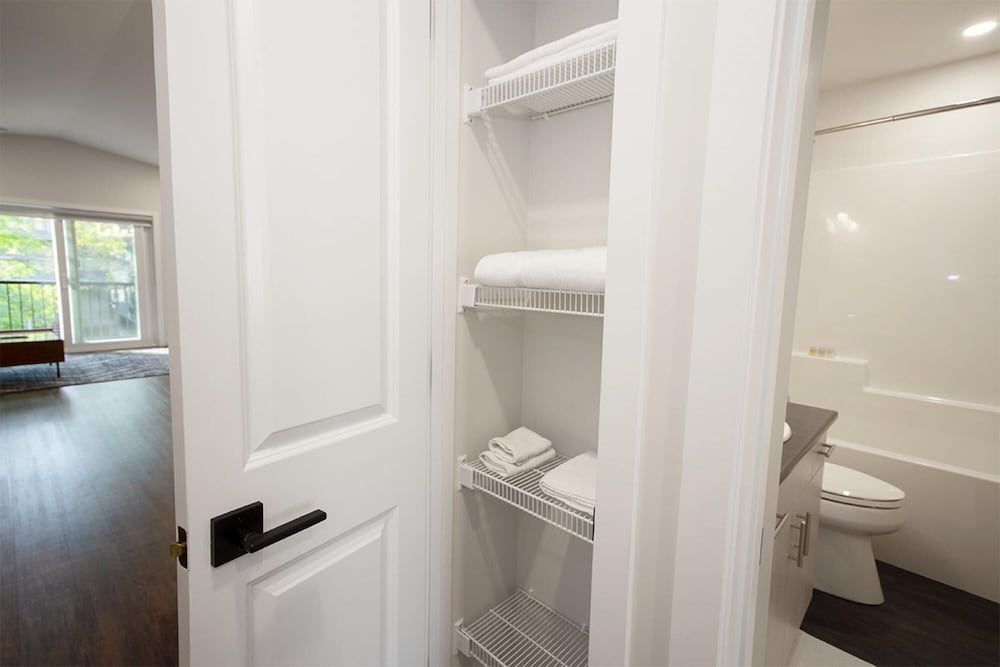 undefined Gorgeous 2-bedrooms Duplex Upper Unit 5