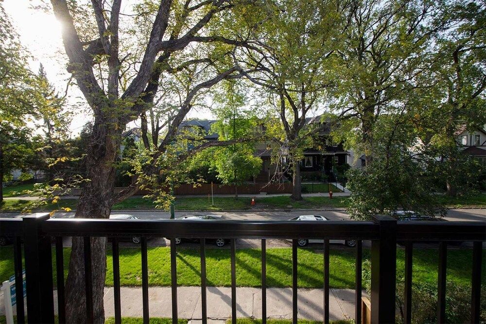 undefined Gorgeous 2-bedrooms Duplex Upper Unit 2