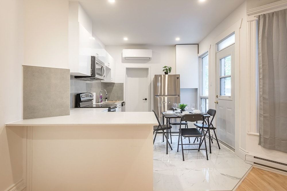 undefined Beautiful Private Bedroom in Mile-End 10