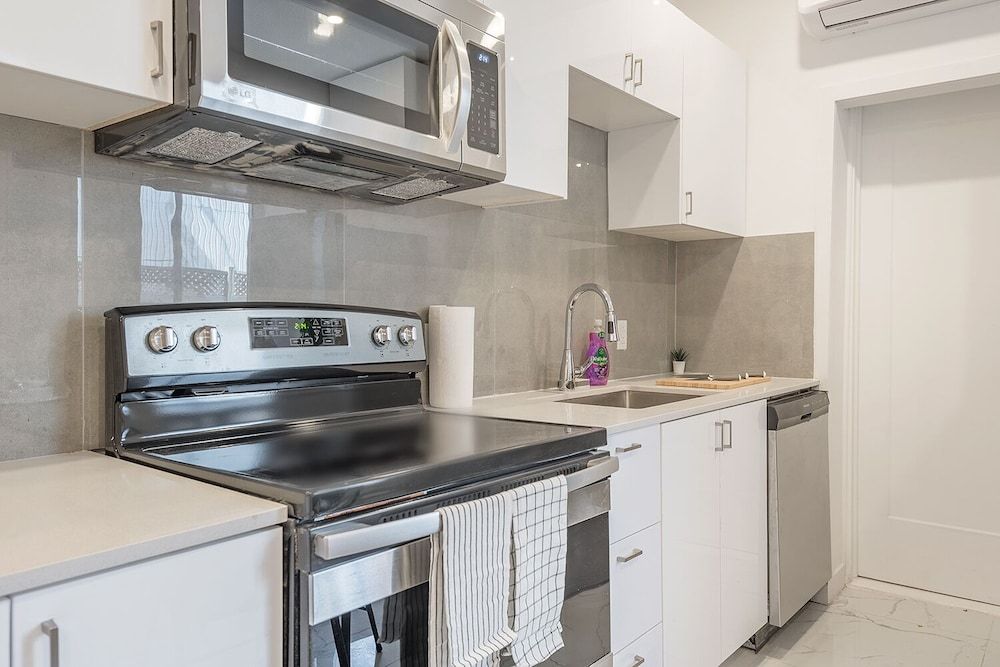 undefined Beautiful Private Bedroom in Mile-End 8