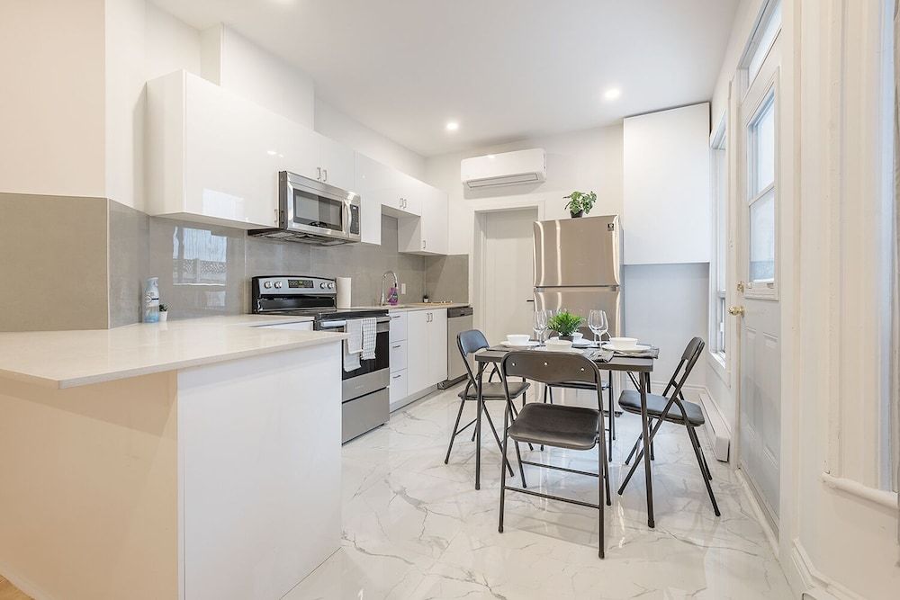 undefined Beautiful Private Bedroom in Mile-End 7