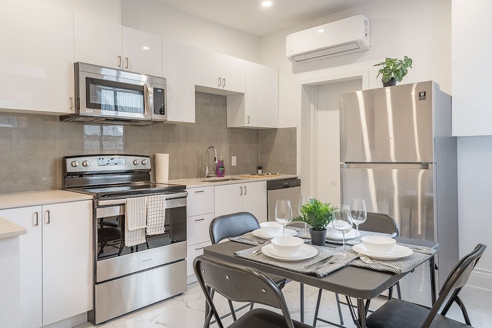 undefined Beautiful Private Bedroom in Mile-End 3