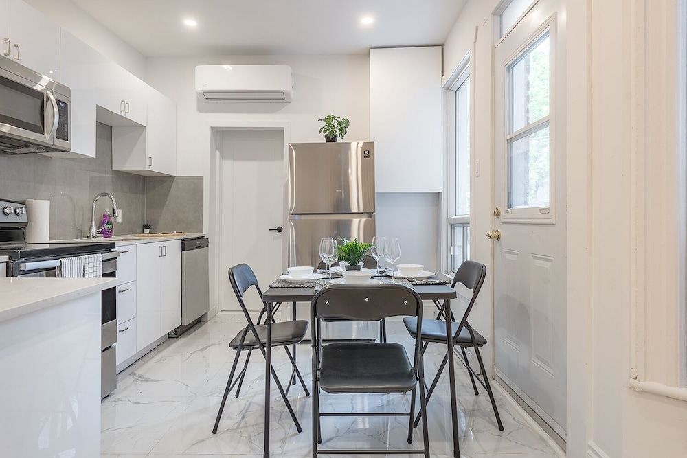 undefined Beautiful Private Bedroom in Mile-End 6