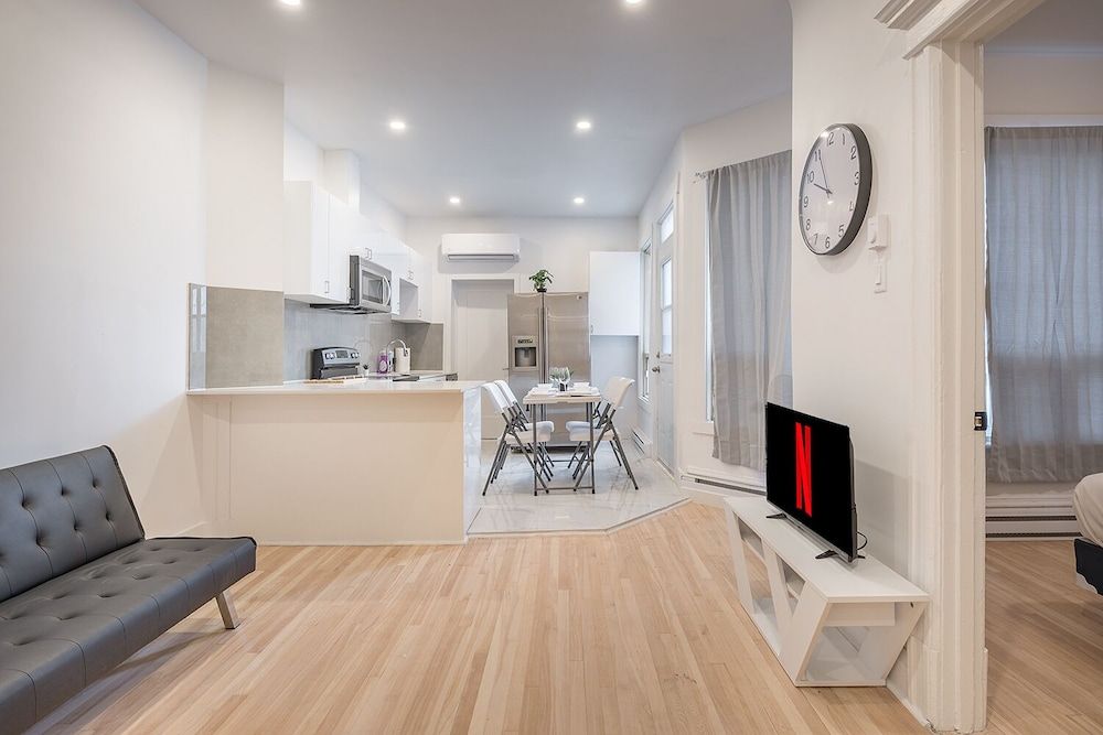 undefined 5221 St Urbain