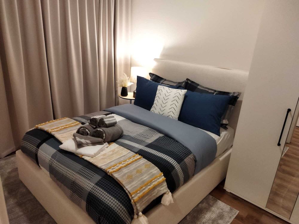 undefined Corporate  Business stays in MTL DT 3