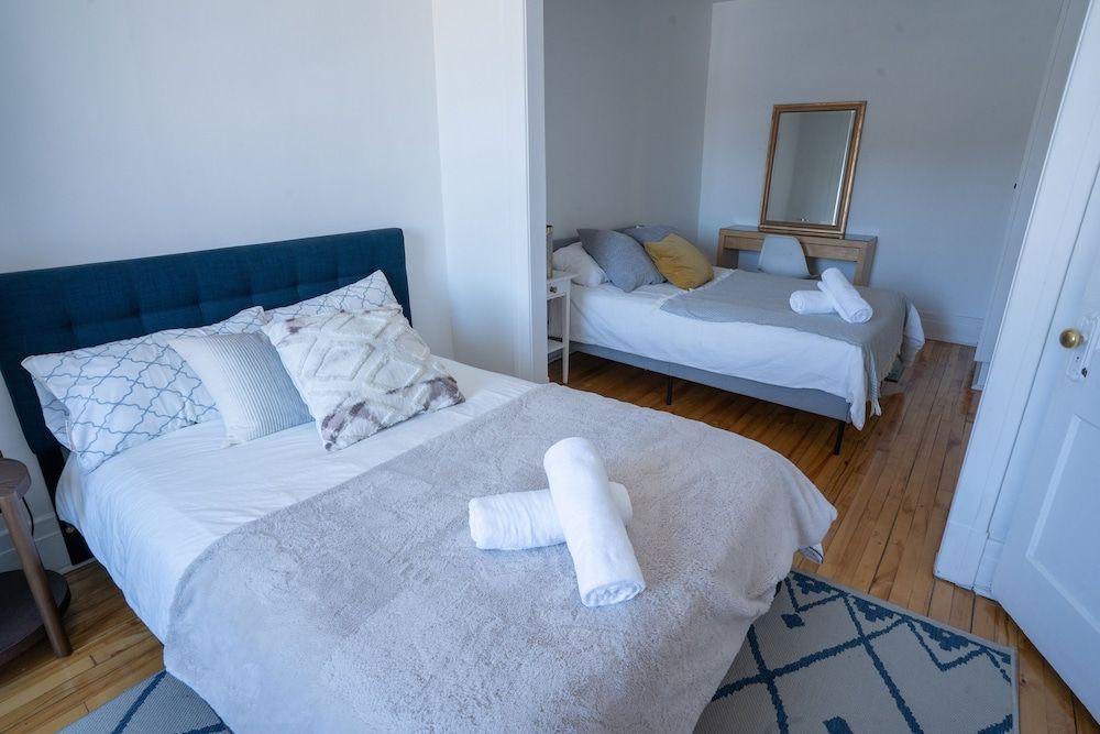 undefined Stunning 2 Bedroom Apt! 3mins Walk From CDN Metro 6