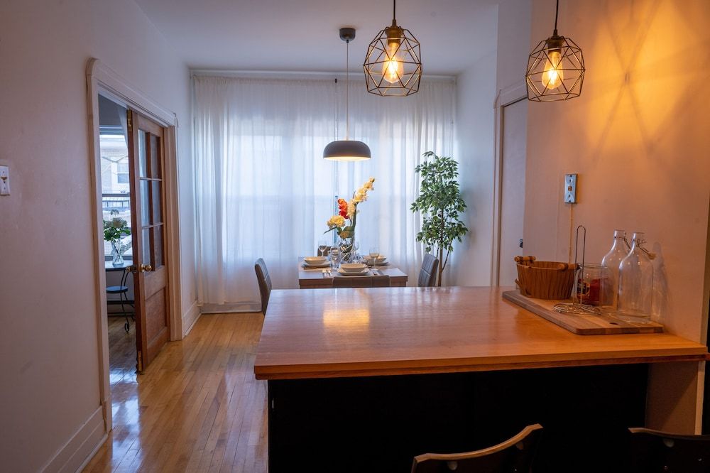 undefined Stunning 2 Bedroom Apt! 3mins Walk From CDN Metro 2