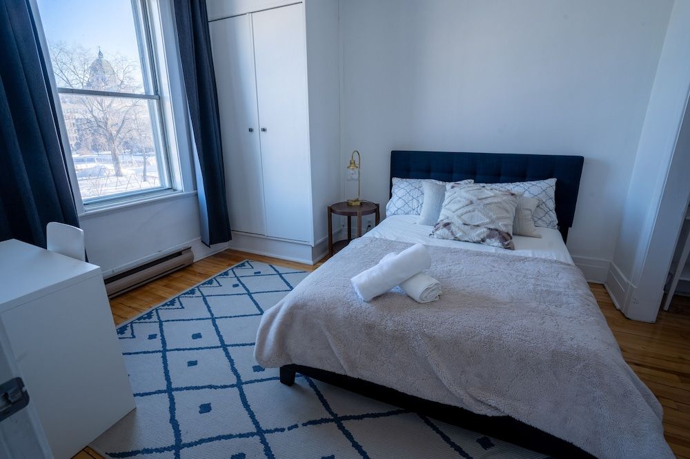 undefined Stunning 2 Bedroom Apt! 3mins Walk From CDN Metro 9