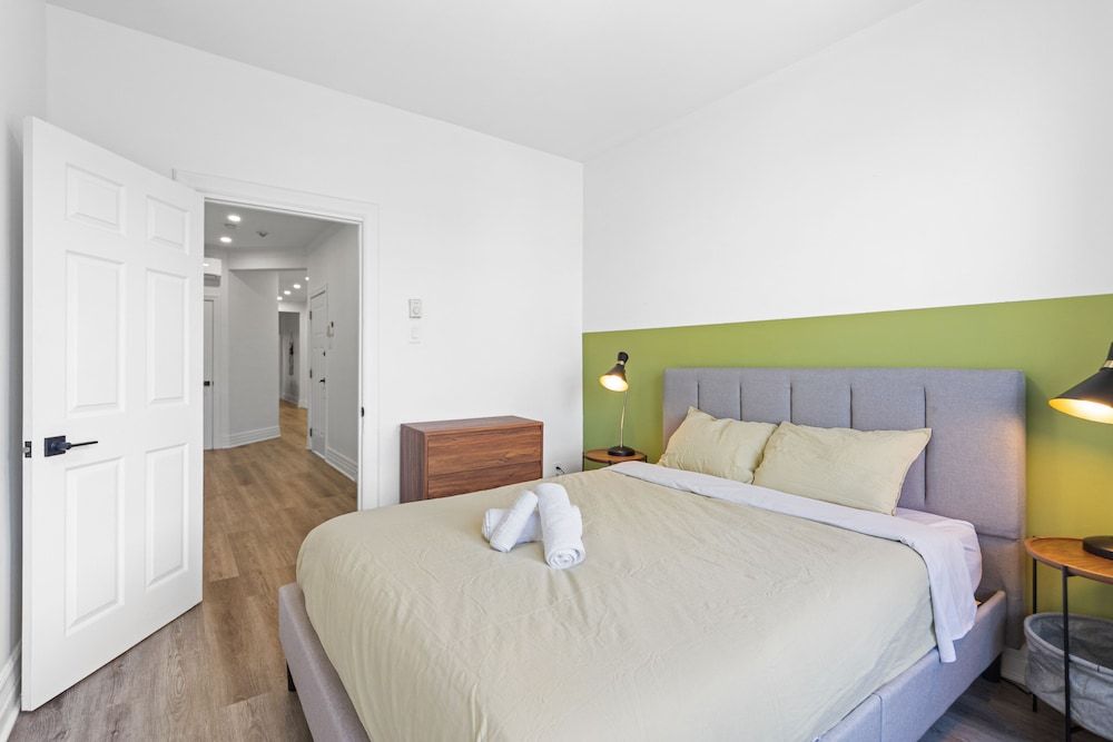 SPACIOUS RENOVATED APARTMENT SLEEPS 12