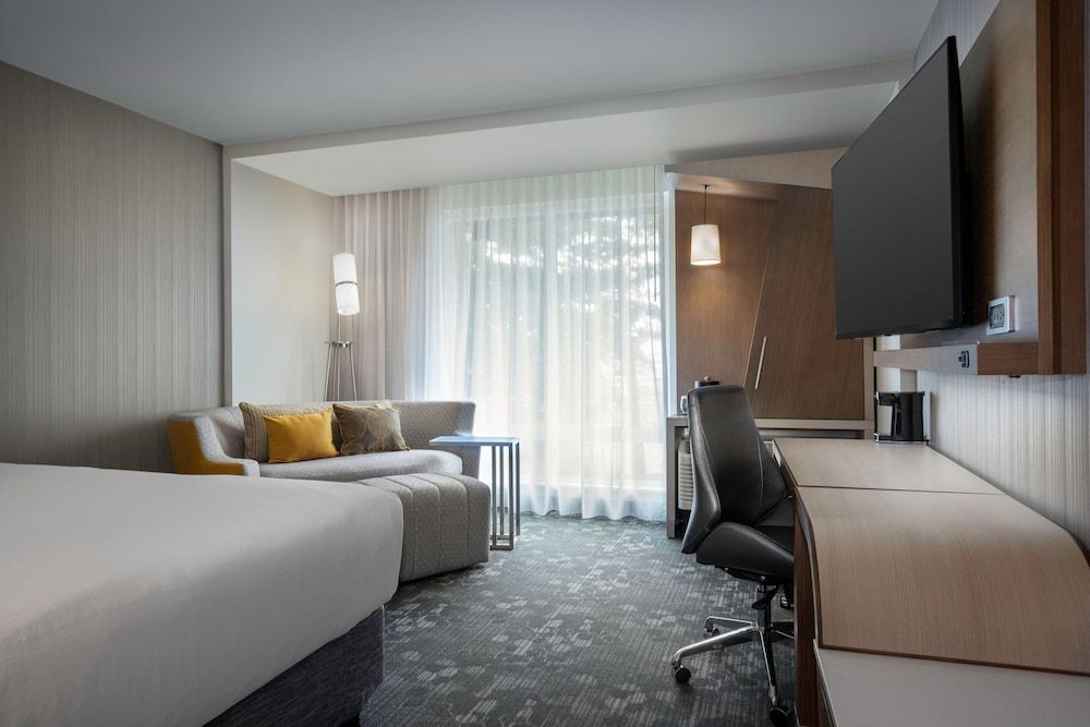 Courtyard By Marriott Nanaimo Standard Room, 1 King Bed 4