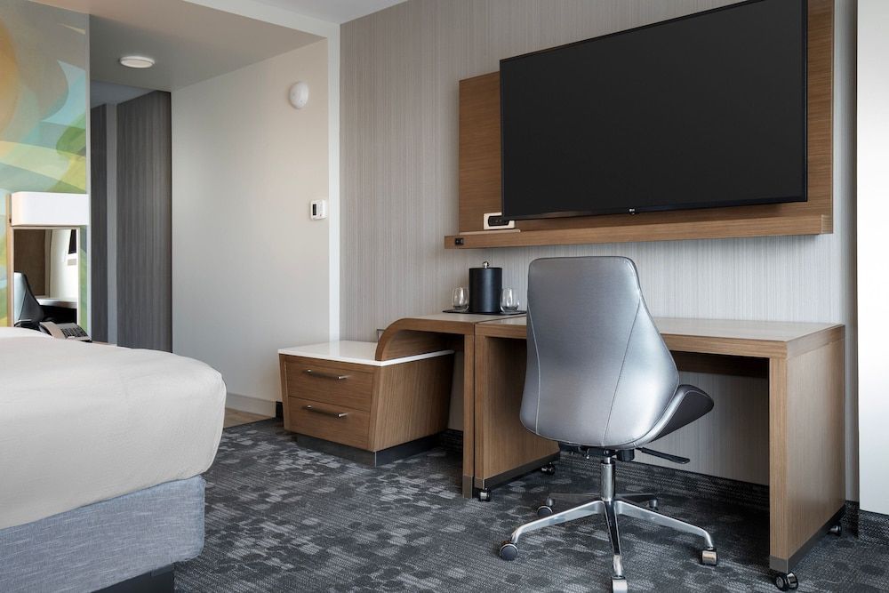 Courtyard By Marriott Nanaimo Standard Room, 1 King Bed 14