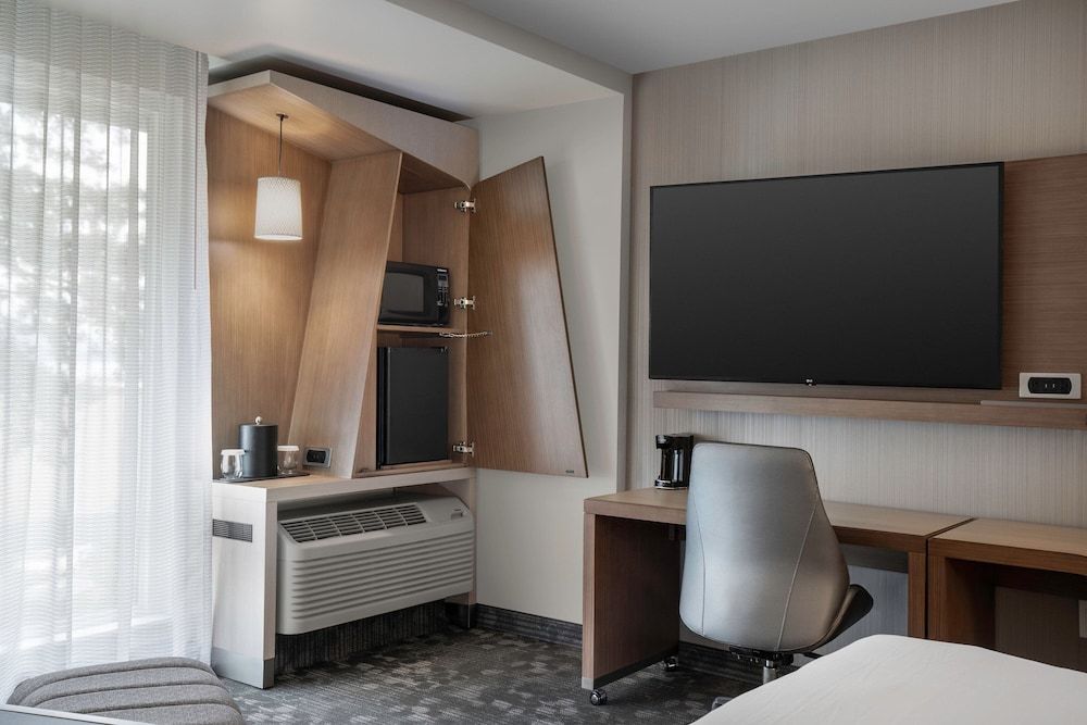 Courtyard By Marriott Nanaimo Standard Room, 2 Queen Beds 8