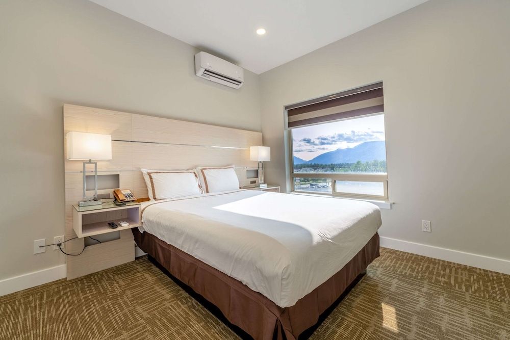 Quality Inn Sunshine Suites Suite, 1 Queen Bed, Non Smoking (Efficiency)