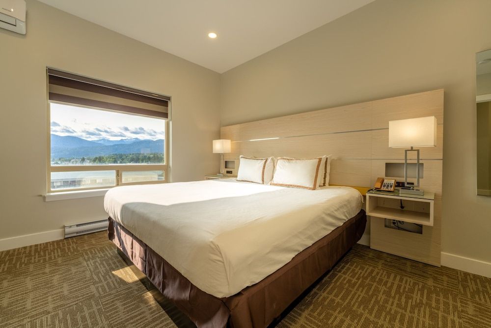 Quality Inn Sunshine Suites Suite, 1 Queen Bed, Non Smoking (Efficiency) 2