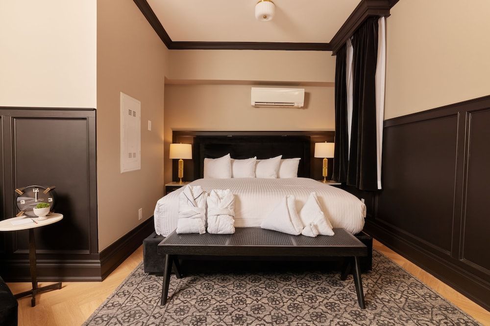 The Dorchester Hotel Grand Room, 1 King Bed, Balcony, City View