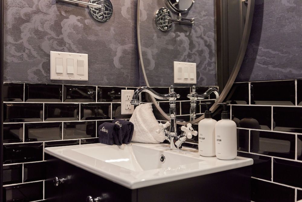 The Dorchester Hotel Classic Studio, 1 King Bed 4