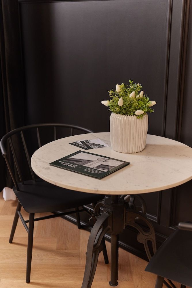 The Dorchester Hotel Grand Room, 1 King Bed, Balcony, City View 4