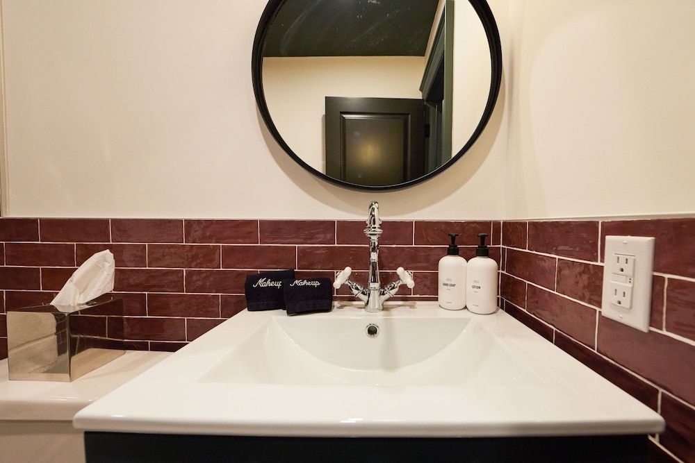 The Dorchester Hotel Classic Room, 2 Queen Beds 3