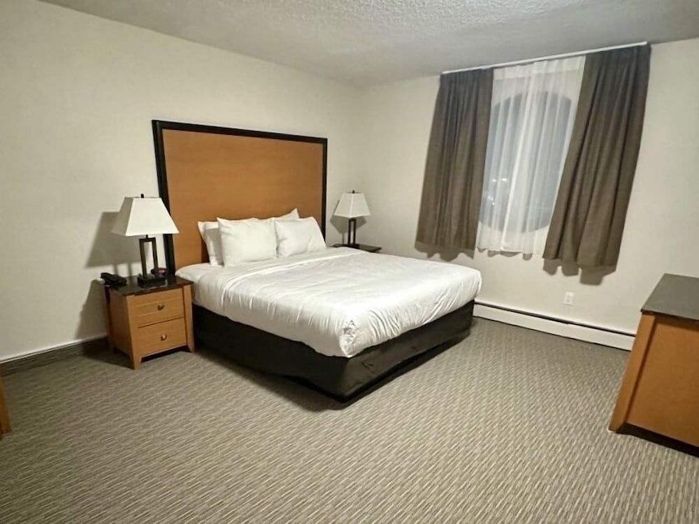 Anavada Inn & Suites Grande Prairie Deluxe Single Room, 1 King Bed - Standard King Room 3