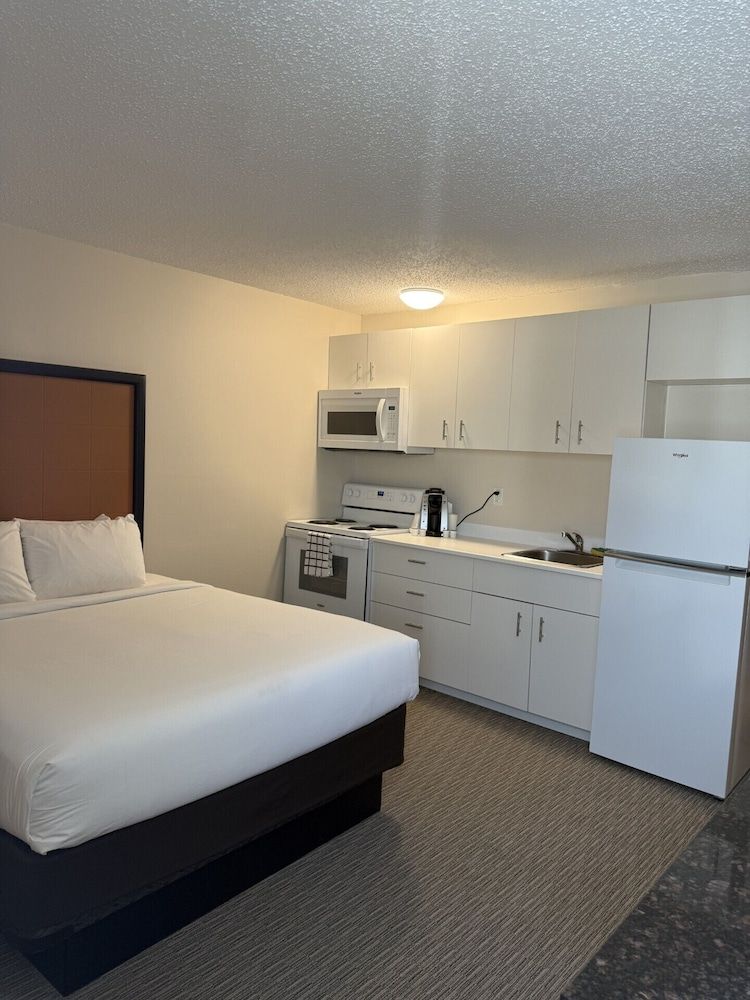 Anavada Inn & Suites Grande Prairie Deluxe Studio, 1 Queen Bed, Kitchenette