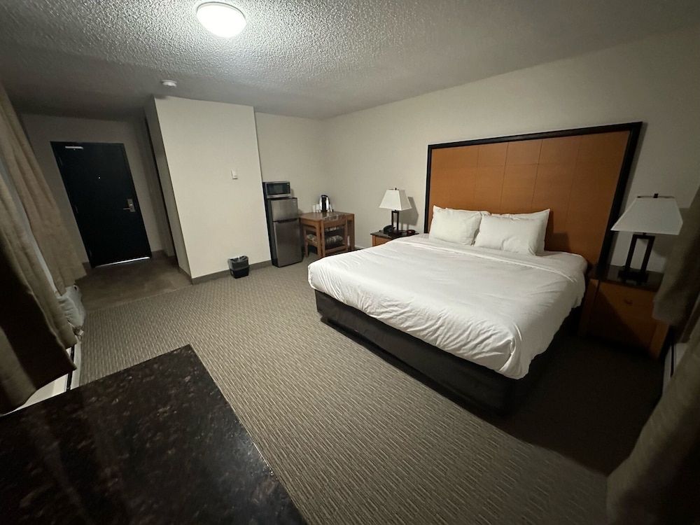 Anavada Inn & Suites Grande Prairie Deluxe Single Room, 1 King Bed - Standard King Room