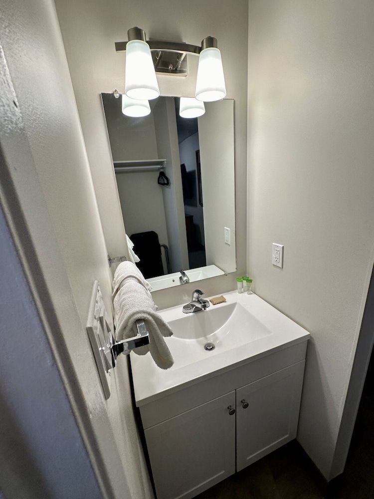 Anavada Inn & Suites Grande Prairie Standard Double Room 2 queen beds 15