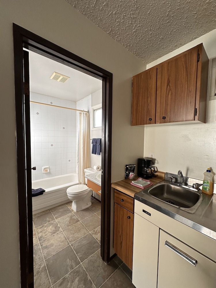 Howard Johnson by Wyndham Edson Deluxe Room, 2 Queen Beds, Non Smoking 5