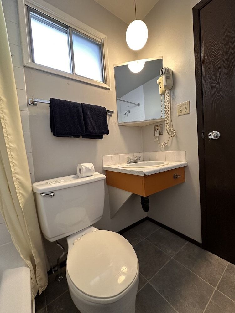 Howard Johnson by Wyndham Edson Deluxe Room, 2 Queen Beds, Non Smoking 7