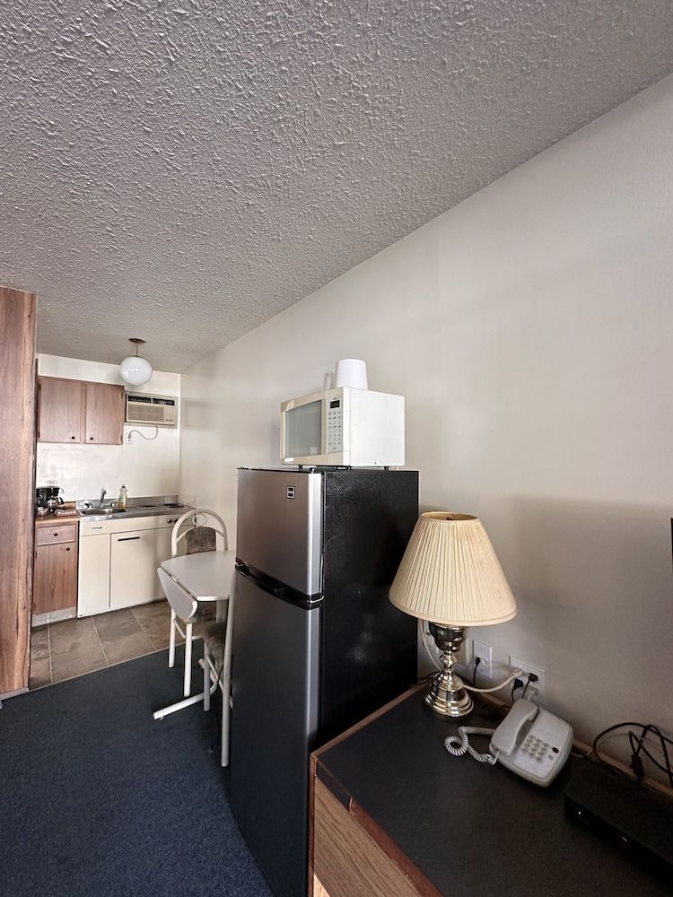 Howard Johnson by Wyndham Edson Deluxe Room, 2 Queen Beds, Non Smoking 9