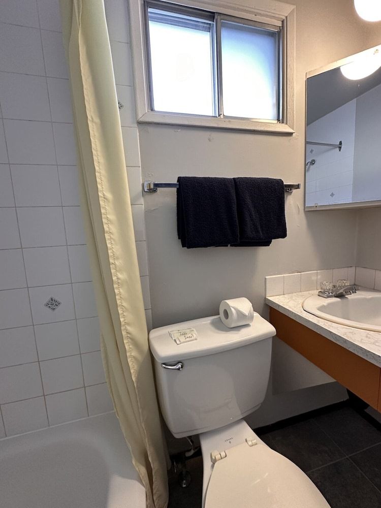 Howard Johnson by Wyndham Edson Deluxe Room, 2 Queen Beds, Non Smoking 6