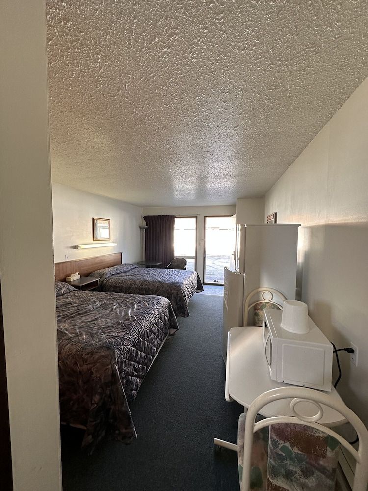Howard Johnson by Wyndham Edson Deluxe Room, 2 Queen Beds, Non Smoking 4
