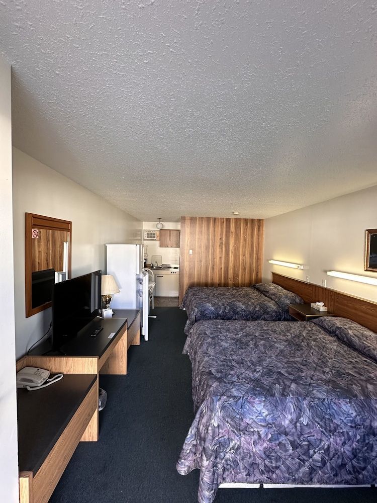 Howard Johnson by Wyndham Edson Deluxe Room, 2 Queen Beds, Non Smoking 3