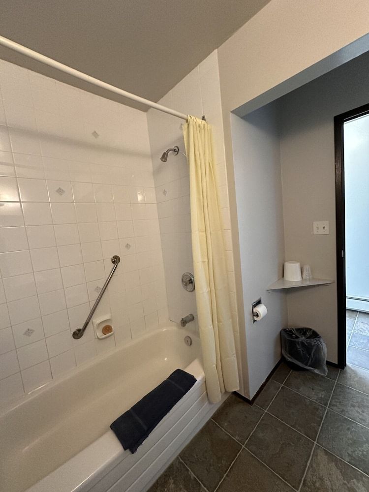 Howard Johnson by Wyndham Edson Room, 1 Queen Bed, Accessible, Non Smoking (Bathtub w/ Grab Bars) 2