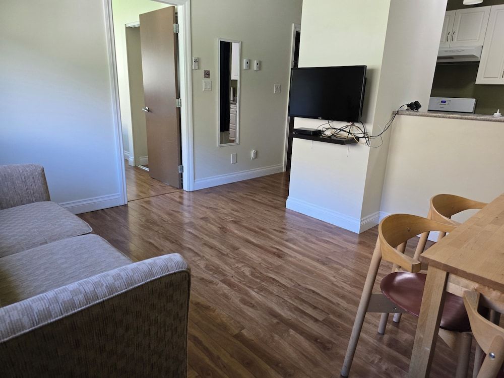 Tree To Me Inn 1 Bedroom (Queen) Suite 8 2